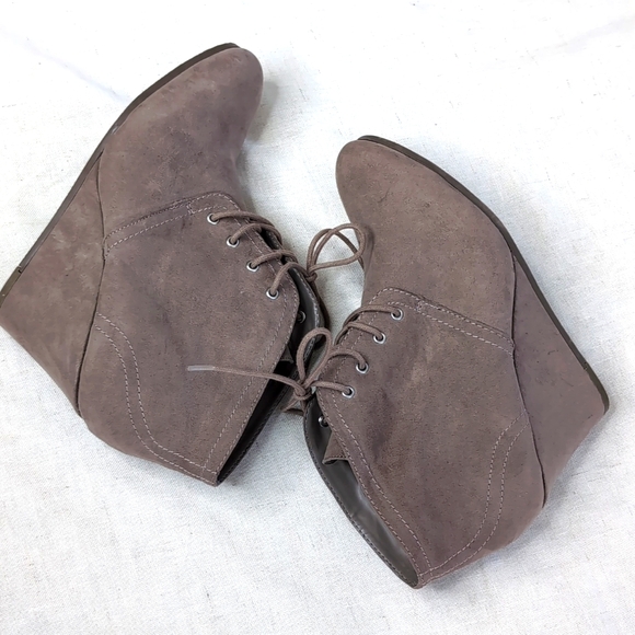 Women’s Lace Up Wedge Booties by Arizona, Taupe - Size 9.5 Lightly used - Picture 4 of 10